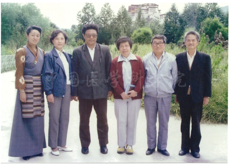 1990年副院校長戴玉華領隊慰問對口支援西藏自治區人民醫院的醫療隊員_副本.jpg