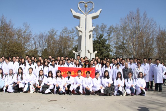 我校2013級(jí)醫(yī)大師生合影