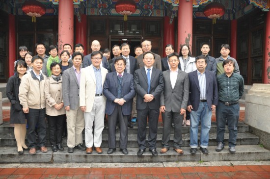 曹雪濤院長與參會代表合影留念