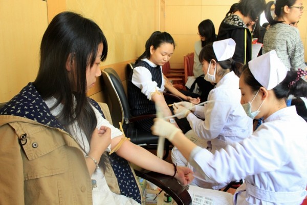 校紅十字會舉行2015年春季無償獻血活動1