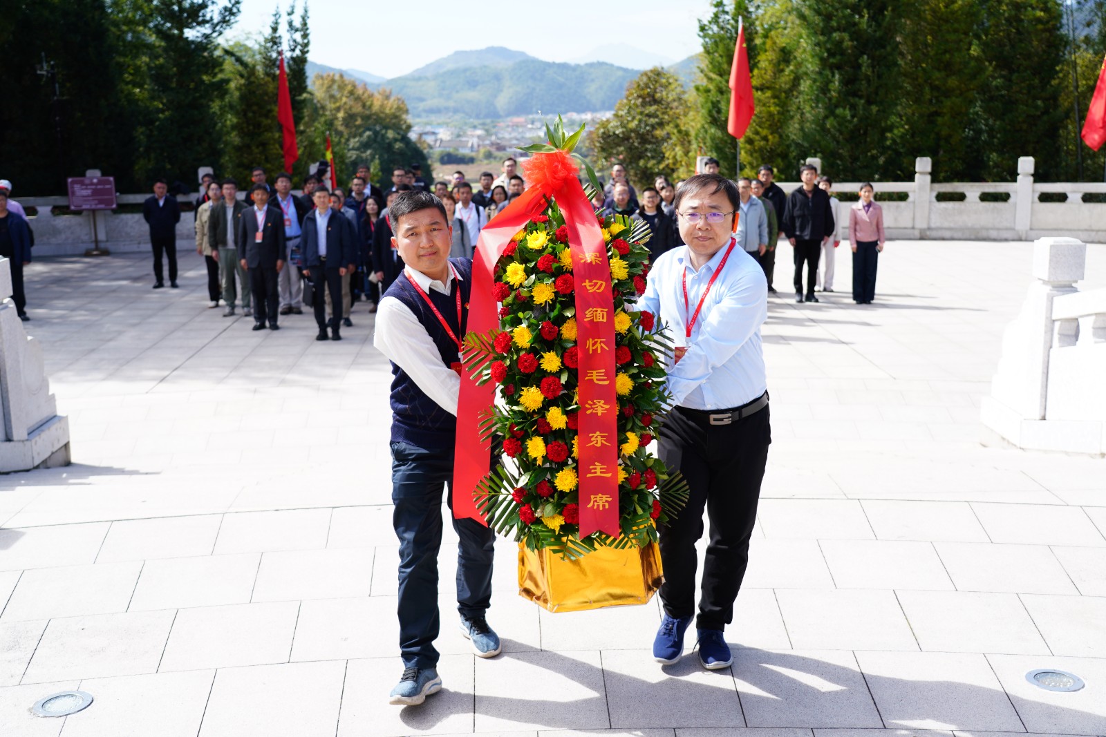 毛主席紀(jì)念園敬獻(xiàn)花籃.JPG