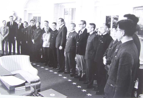 在華聖頓白宮橢圓形辦公室內尼克松總統和基辛格會見中華醫學會代表團全體成員s