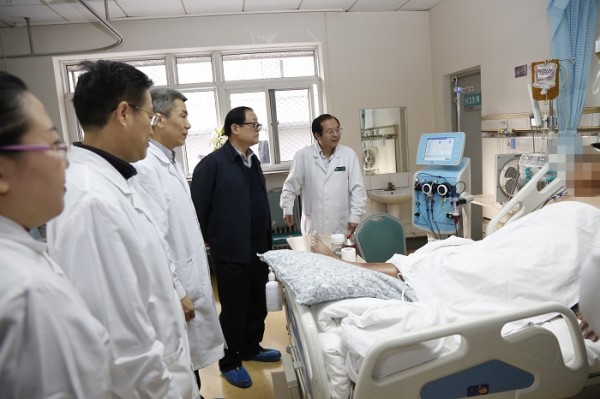 春節前夕院校領導到四家醫院慰問職工3