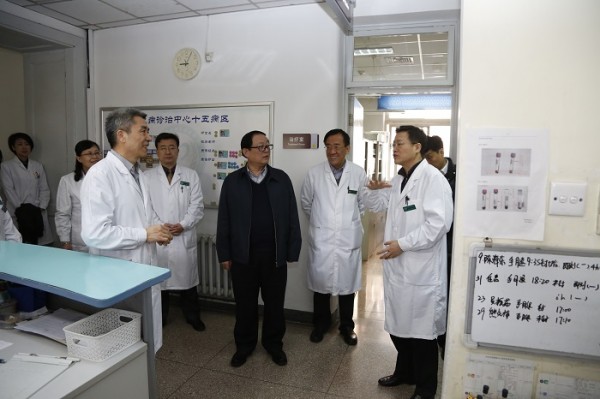 春節前夕院校領導到四家醫院慰問職工2