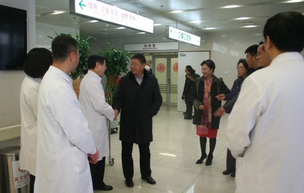 春節前夕院校領導到四家醫院慰問職工5