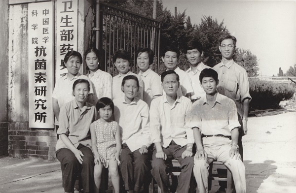 4-1 1979年抗菌素研究所腫瘤病毒與藥理研究室同事s