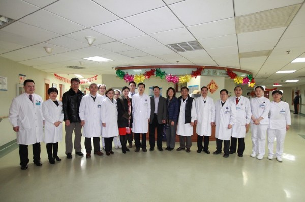 春節前夕院校領導到四家醫院慰問職工7