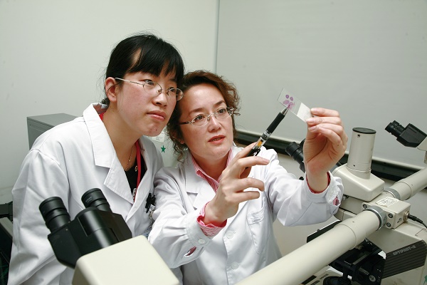 指導(dǎo)學(xué)生進(jìn)行動物模型病理診斷S