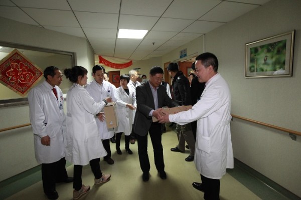 春節前夕院校領導到四家醫院慰問職工6