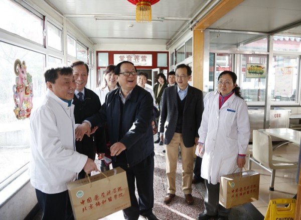 春節前夕院校領導到四家醫院慰問職工1