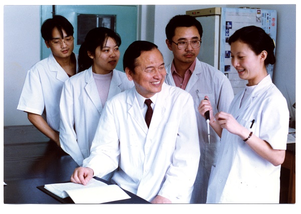 10-1 1998 甄永蘇與在讀的博士研究生合影S