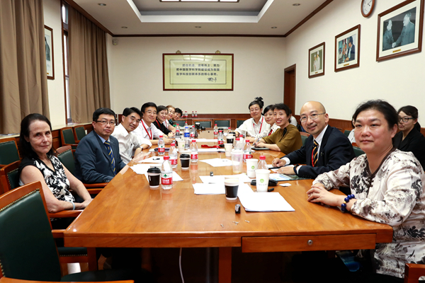 0903專家組內部討論合影