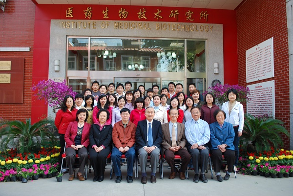 10-1 2009年4月與腫瘤研究室同事和研究生合影S