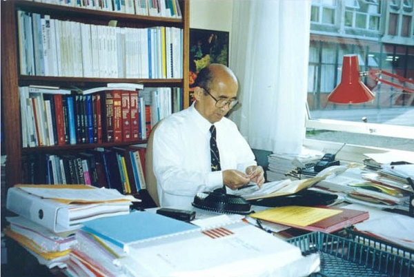 1995年在巴黎Armand教授辦公室內準備幻燈片S