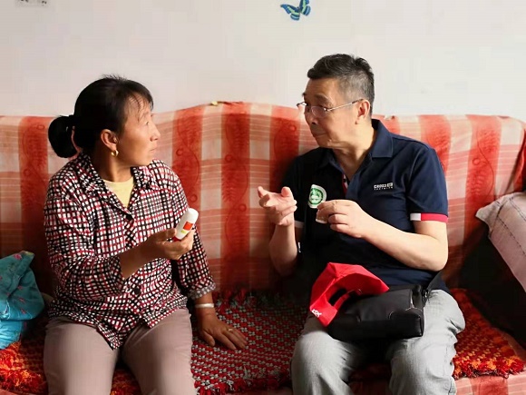 賈乃光教授到貧困戶家指導用藥